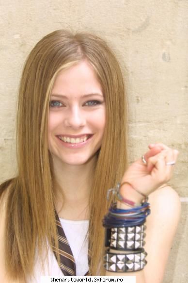 Avril`s life - �Complicated� �Complicated� este single-ul de - Avril Lavigne