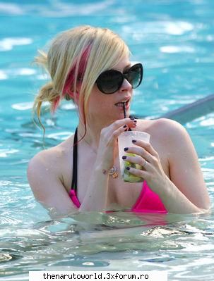 Poze q Avril - lol daca pun toate pozele cu avril.... am 300 de - Avril Lavigne